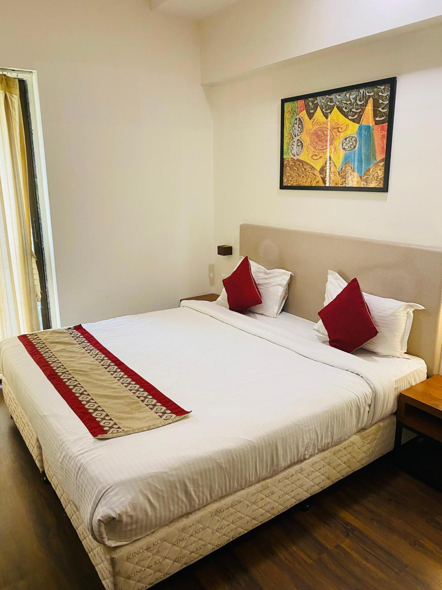 Mumbai House Luxury Apartments Santacruz East, Мумбай Екстериор снимка