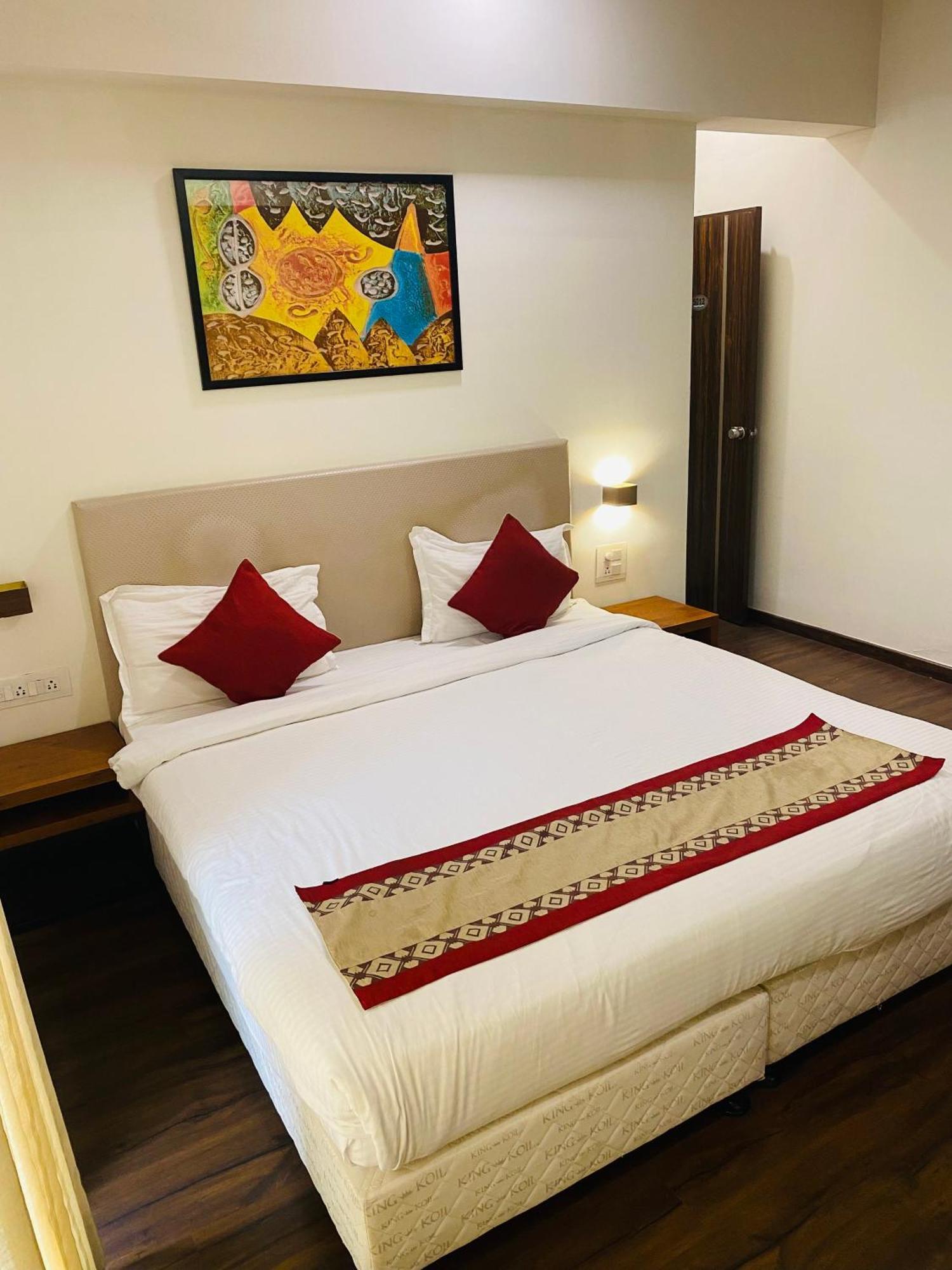 Mumbai House Luxury Apartments Santacruz East, Мумбай Екстериор снимка