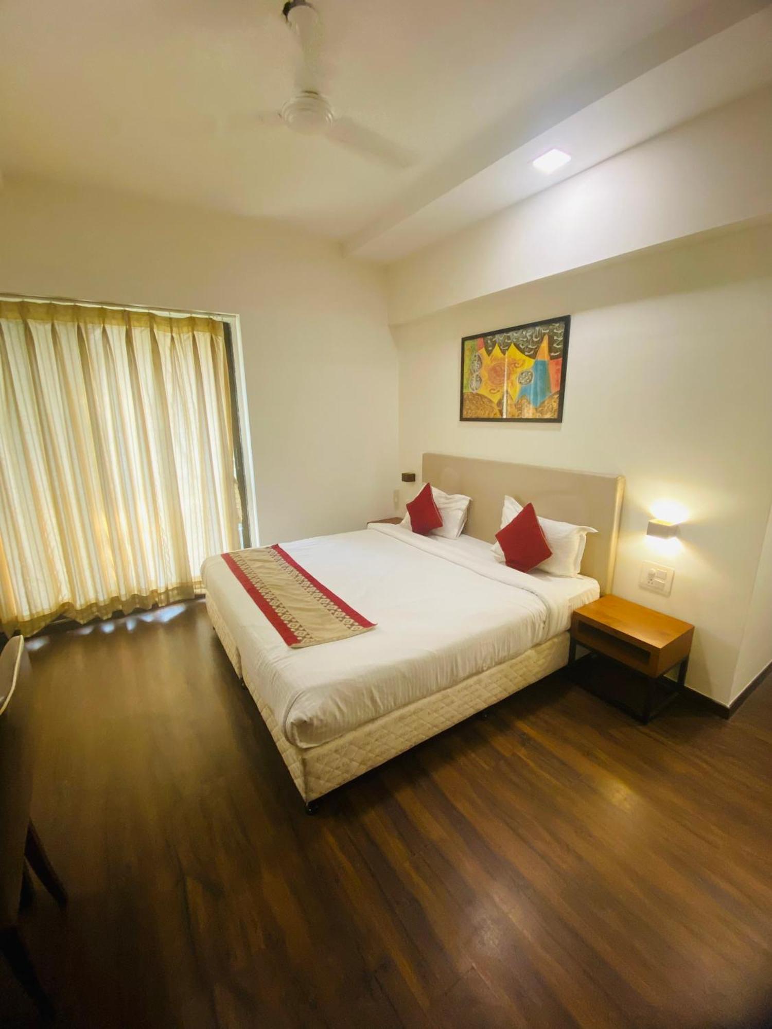 Mumbai House Luxury Apartments Santacruz East, Мумбай Екстериор снимка