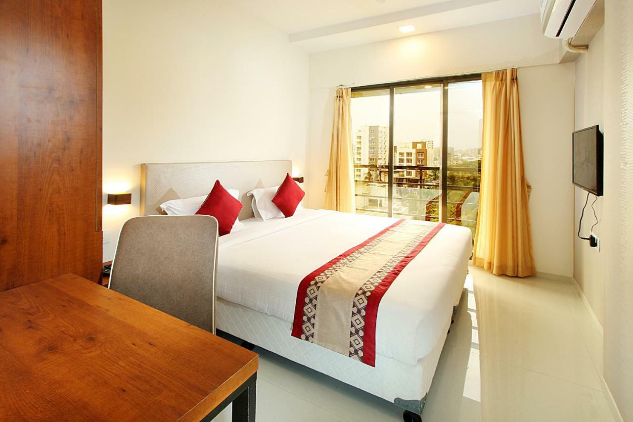 Mumbai House Luxury Apartments Santacruz East, Мумбай Екстериор снимка