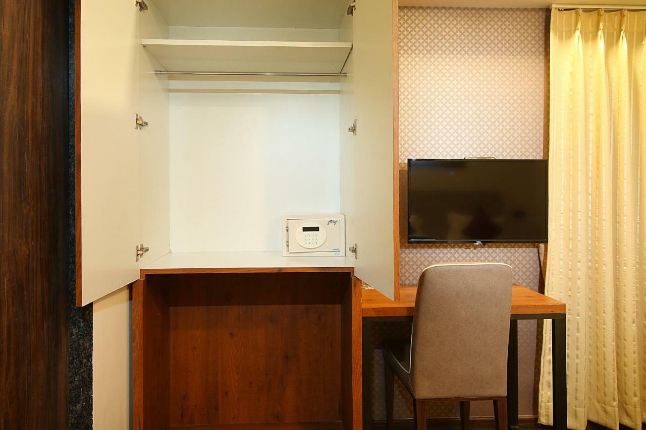 Mumbai House Luxury Apartments Santacruz East, Мумбай Екстериор снимка